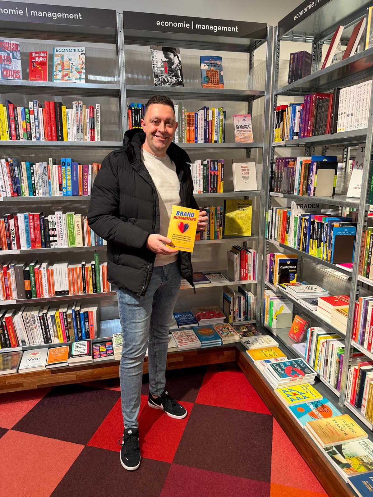 Ferry Hoes holding his book